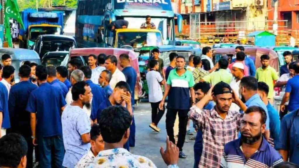 Desperate Auto-Rickshaw Drivers Block Chittagong Highway Over Gas Crisis