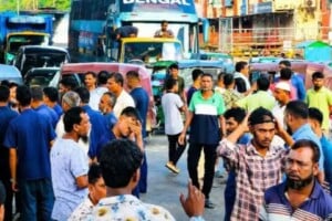 Desperate Auto-Rickshaw Drivers Block Chittagong Highway Over Gas Crisis