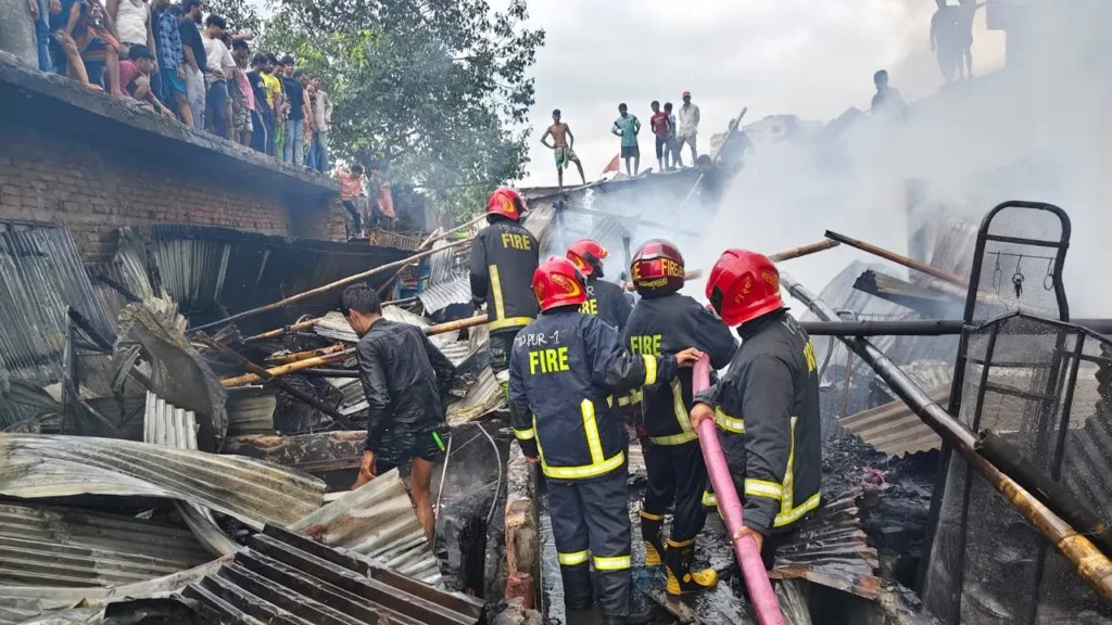 Fire Erupts in Shyamoli Brought Under Control After 40 Minutes Fire Erupts in Shyamoli, Brought Under Control After 40 Minutes