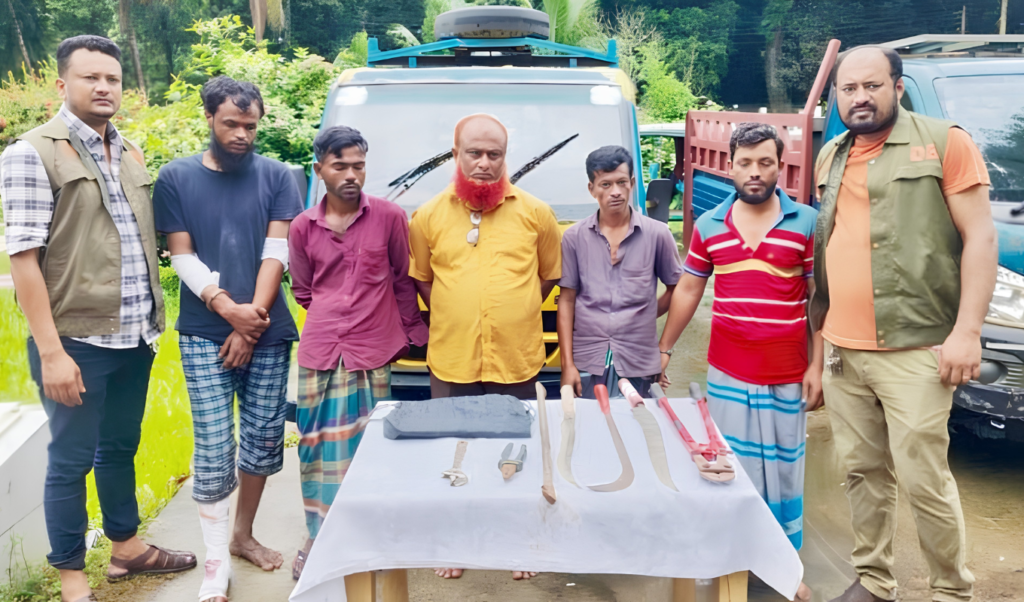 Five Suspected Robbers Arrested with Weapons and Vehicles in Cumilla Five Suspected Robbers Arrested with Weapons and Vehicles in Cumilla