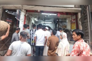Gas Crisis Drives Dhaka Residents Towards Breakfast Shops