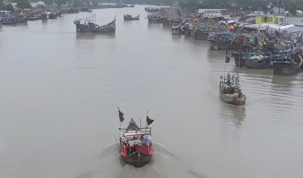 Ice Shortage Strands Hundreds of Hilsa Trawlers in Patuakhali Ice Shortage Strands Hundreds of Hilsa Trawlers in Patuakhali