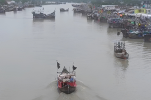 Ice Shortage Strands Hundreds of Hilsa Trawlers in Patuakhali
