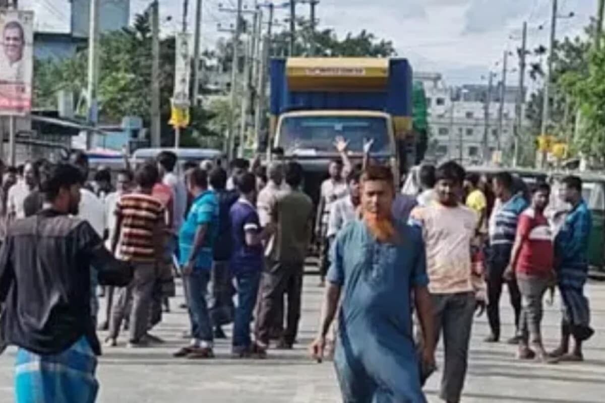 Jamalpur Auto-Rickshaw Drivers Block Transit Route over Gas Shortage