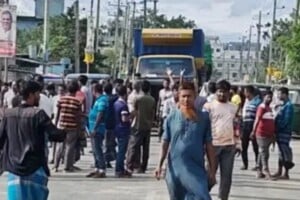 Jamalpur Auto-Rickshaw Drivers Block Transit Route over Gas Shortage