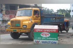 Labour Dispute Halts Bus and Truck Services in Chapainawabganj