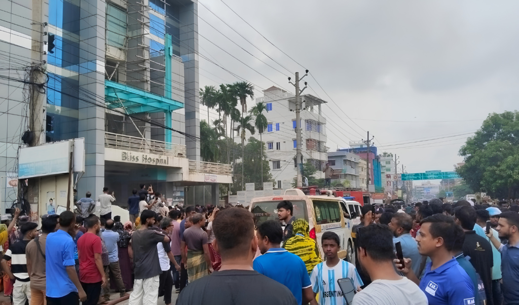 Major Fire Breaks Out At Satkhira Hospital Triggering Mass Evacuations Major Fire Breaks Out At Satkhira Hospital Triggering Mass Evacuations