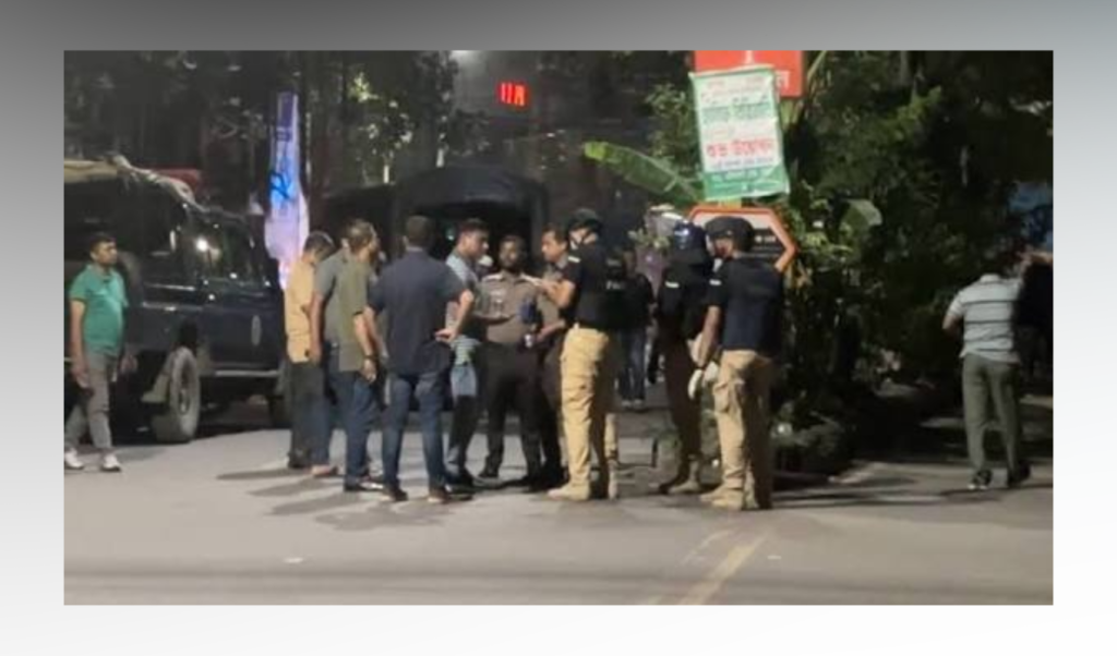 Suspected Explosives Recovered at Elephant Road Intersection in Dhaka Suspected Explosives Recovered at Elephant Road Intersection in Dhaka