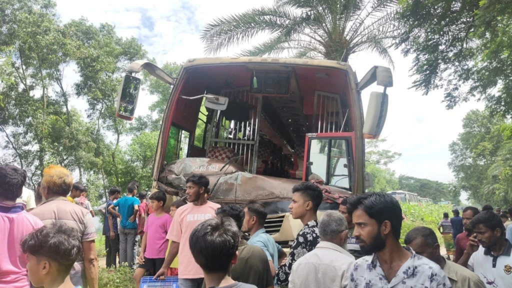 Three Killed as Bus Collides Head On with Nasimon in Natore Three Killed as Bus Collides Head-On with Nasimon in Natore