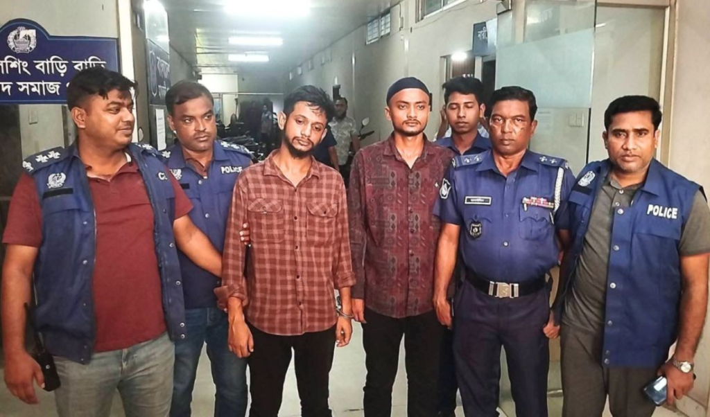 Two Arrested With Foreign Pistol After Robbing Truck Driver In Narsingdi Two Arrested With Foreign Pistol After Robbing Truck Driver In Narsingdi