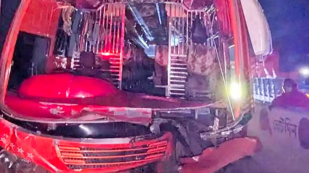 Two Killed as Dhaka-Bound Bus Crashes into Broken-Down Truck