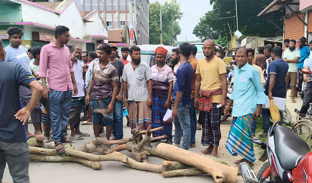 Angry Farmers Block Jhenaidah Highway Demanding Chemical Fertilizer Supplies 3 Angry Farmers Block Jhenaidah Highway Demanding Chemical Fertilizer Supplies