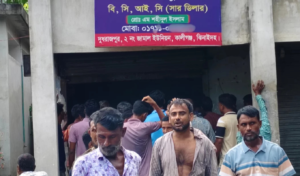 Angry Farmers Gherao Fertilizer Dealership Point in Jhenaidah