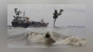 Deep Depression Strengthens Over Bay as Ports Maintain Alert