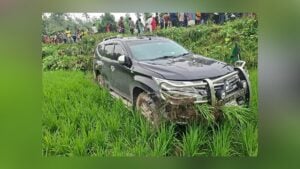 Minister injured as car crashes into paddy field