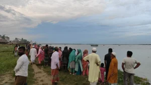 One Dead and Four Missing After Trawler Capsizes in Meghna River