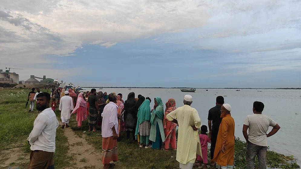 One Dead and Four Missing After Trawler Capsizes in Meghna River