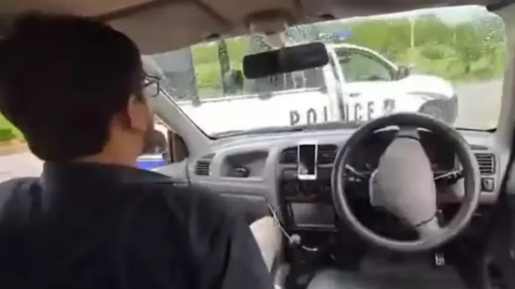 Pakistani Autonomous Vehicle Crashes Into Police Car During Demonstration Pakistani Autonomous Vehicle Crashes Into Police Car During Demonstration