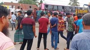 Protesting CNG Drivers Block Dhaka Mymensingh Highway Over Fuel Shortages Protesting CNG Drivers Block Dhaka-Mymensingh Highway Over Fuel Shortages