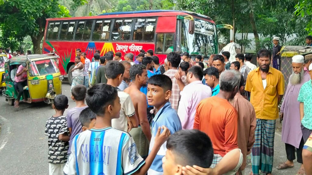 Tragedy on Chandpur Highway Leaves One Dead and Four Injured Tragedy on Chandpur Highway Leaves One Dead and Four Injured