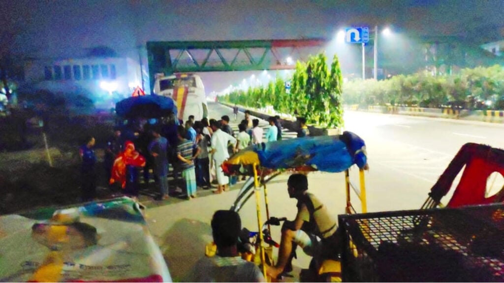 Armed Gang Robs 25 Bus Passengers at Knifepoint in Narayanganj