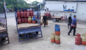 Gang Intercepts Lorry in Sirajganj to Steal 400 Gas Cylinders