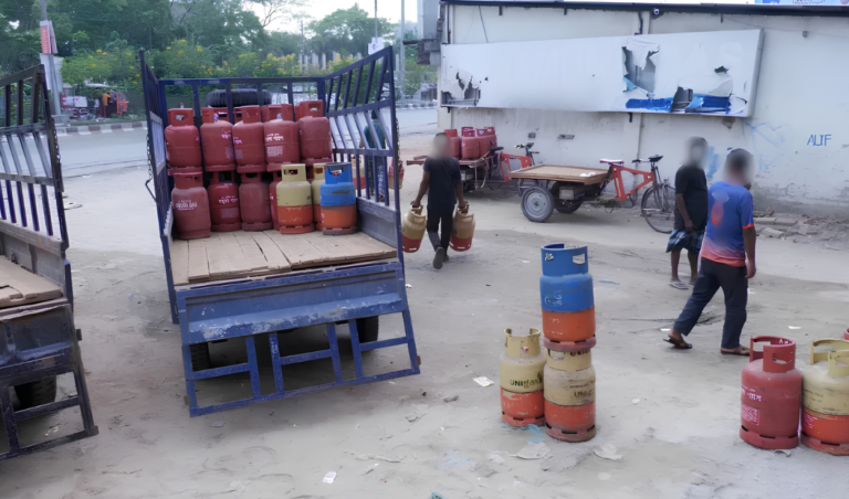Gang Intercepts Lorry in Sirajganj to Steal 400 Gas Cylinders
