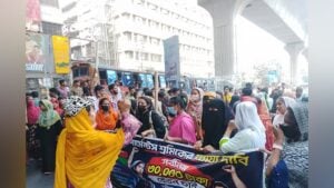 Garment Workers Block Mirpur-10 Roads Over Tk 30,000 Wage Demand