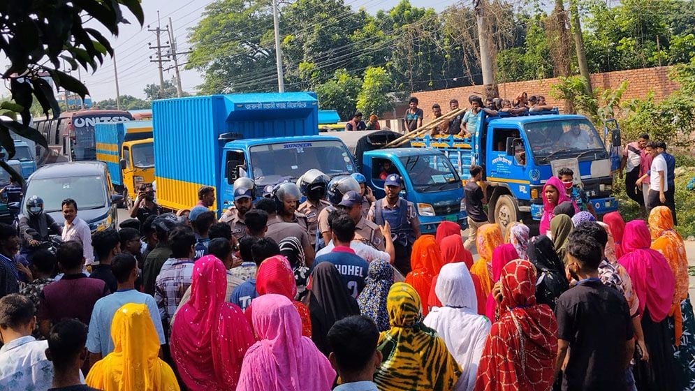 Gazipur Garment Workers Block Dhaka-Mymensingh Highway Over Sudden Factory Lay-Off