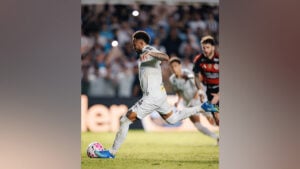 Neymar’s Two Penalties Deny Flamengo Victory on Santos Return