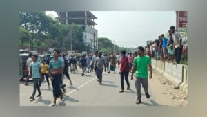 Rickshaw Drivers’ Protest Brings Dhaka’s Mohammadpur-Basila Road to a Standstill