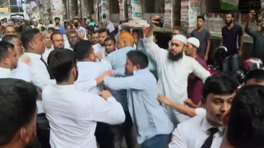 Tensions Flare at Dhaka Court as Rival Lawyers Clash Over Bail Hearing 3 Tensions Flare at Dhaka Court as Rival Lawyers Clash Over Bail Hearing