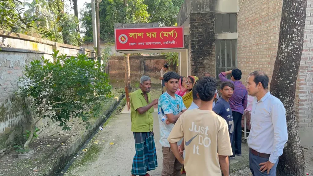 Three Dead and Eleven Injured in Separate Road Crashes Across Narsingdi 3 Three Dead and Eleven Injured in Separate Road Crashes Across Narsingdi